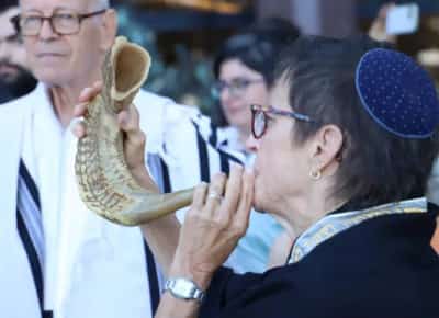 רבנים יהודיים קוראים לסיום הרעב בעזה בהפגנה מחוץ לקונסוליה הישראלית בלוס אנג'לס