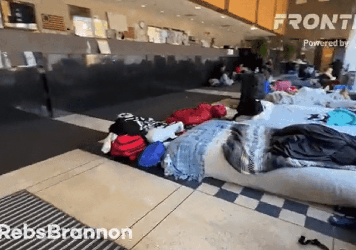 שיקגו בקושי מתמודד עם זרם המהגרים - ומשכנת אותם בתחנות משטרה 