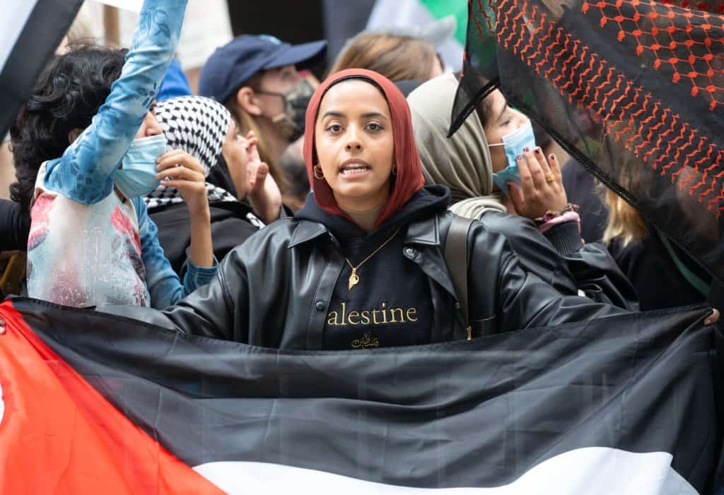 "נשחט את כל היהודים": תומכי חמאס בניו יורק מאיימים לרצוח ישראלים ויהודים בהפגנה ממול בניין הקונסוליה הישראלית