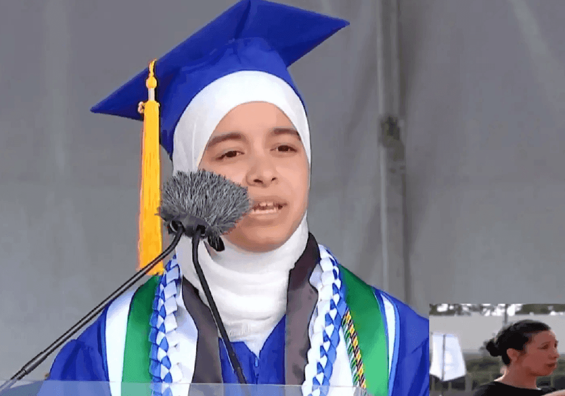 סטודנטית אנטישמית מקליפורניה ניצלה את הבמה - ותקפה את ישראל 