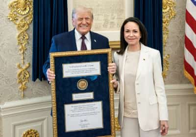 טראמפ רצה וקיבל: מנהיגת האופוזיציה מוונצואלה העניקה לנשיא את פרס הנובל לשלום בו זכתה 