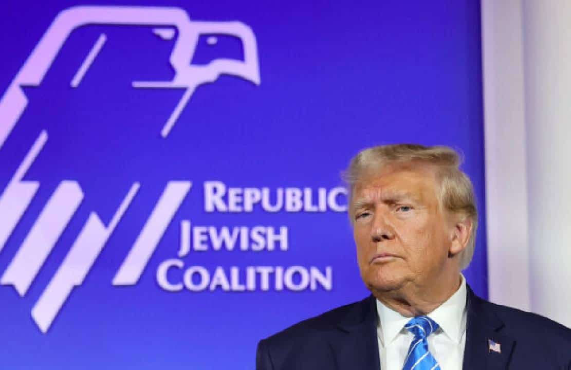 טראמפ מטיל פצצה בכנס תומכים יהודים: "ביידן הכניס אנטישמים מהמזה"ת לארה"ב - הוא אחראי לעלייה בשנאת-ישראל"