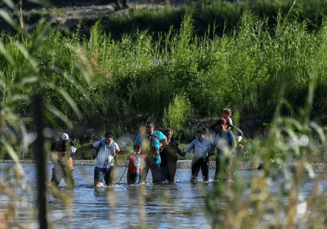 ראש עיירת גבול בטקסס מזהיר: משבר המהגרים יפגע בכל האמריקאים