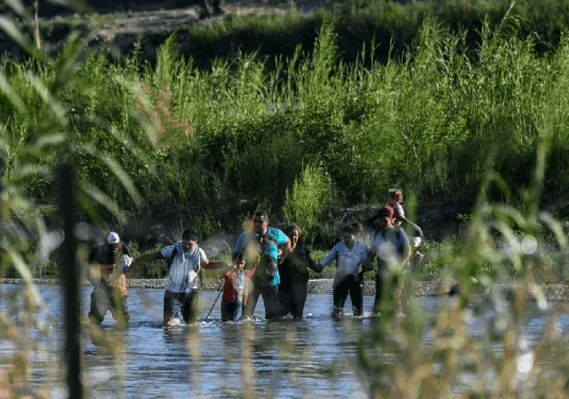 ראש עיירת גבול בטקסס מזהיר: משבר המהגרים יפגע בכל האמריקאים