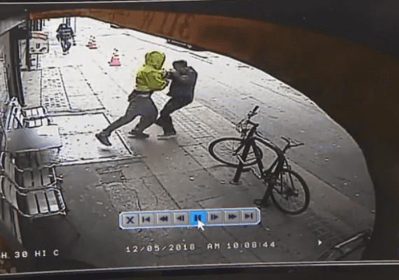 תיעוד במצלמות אבטחה בלוס אנג'לס: גבר דחף אדם אחר אל מתחת לגלגלי משאית, בלי סיבה נראית לעין