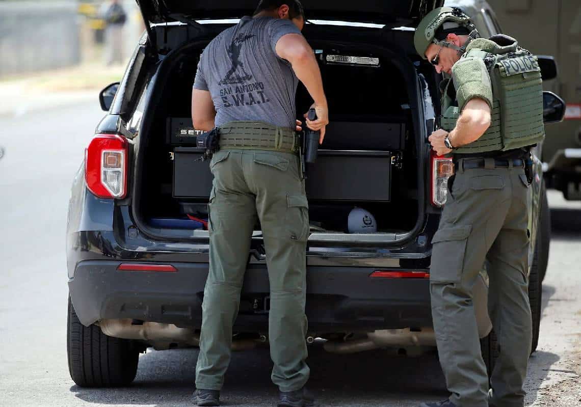 לוחם יחידה מובחרת מיהר לבדו לתוך בית הספר, נפגע, אך הצליח לחסל לבדו את סלבדור ראמוס