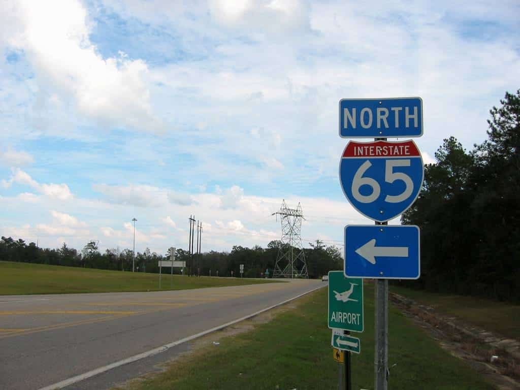 10 הרוגים, בהם 9 ילדים, בתאונת שרשרת קשה באלבמה; הסערה הטרופית קלודט גרמה להצפות בכבישים