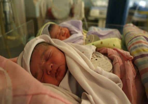 אחות הושעתה מתפקידה לאחר שנמצאו פציעות בקרב תינוקות בהם טיפלה