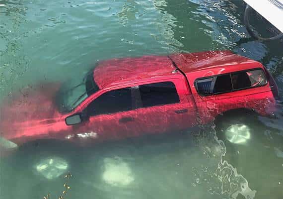 תועד ברשת: חילוץ הירואי של בני זוג קשישים ממכוניתם הטובעת בלונג ביץ'