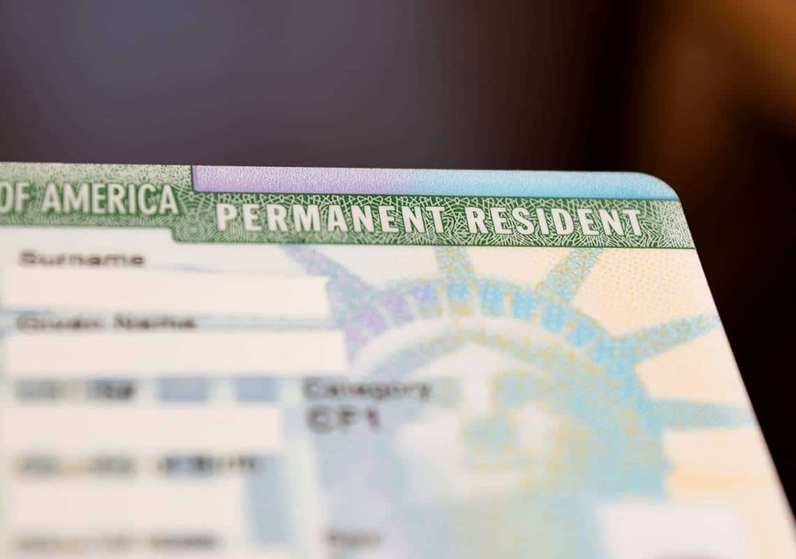 ניו יורק מקדמת הצעת חוק שנויה במחלוקת: האם 800 אלף בעלי גרין קארד יקבלו זכות הצבעה?