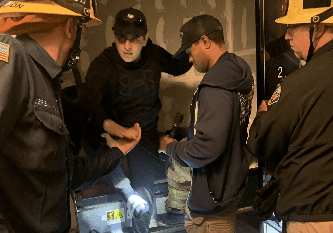 דרום קליפורניה: 9 אנשים חולצו ממעלית בבית מלון