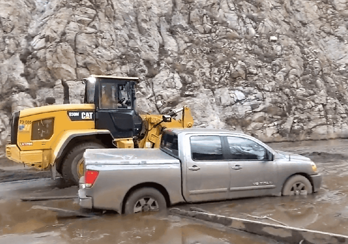 אזהרת שיטפונות בזק בדרום קליפורניה | עשרות רכבים נלכדו במפולת בוץ