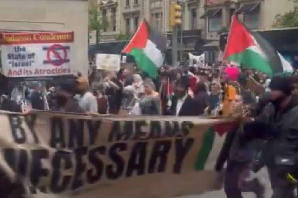 צפו: מעצרים נרחבים לאחר ש-1,000 מפגינים פרו-פלסטינים ניסו לשבש את ה-Met Gala היוקרתי