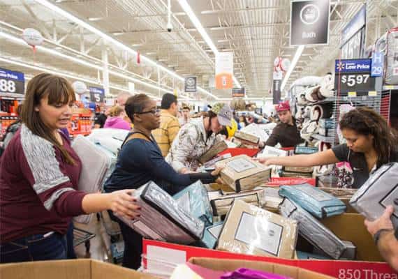 עובדים ממורמרים, תורים ארוכים, הנחות ענק והזזת חג ההודיה: הצד האפל של ה-"בלאק פריידי"