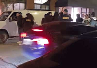 כך זה נראה במצלמות: רכב דהר אל תוך קהל מחוץ לבר בדרום קליפורניה - ארבעה נפצעו קשה