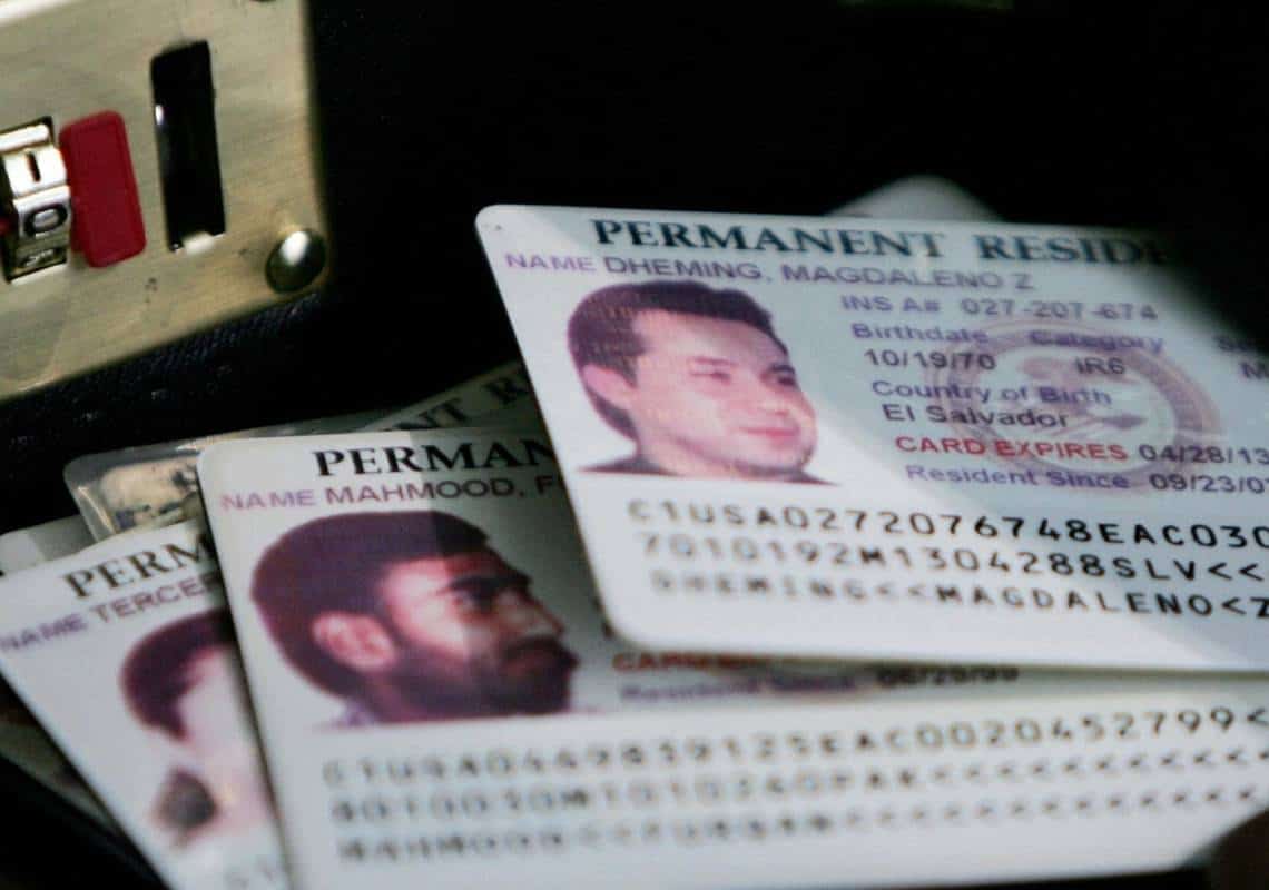 סוכני ההגירה פשטו על בית בוואלי לוס אנג'לס: נחשפה מעבדה סודית לזיוף דרכונים, רישיונות נהיגה ותעודות גרין קארד 