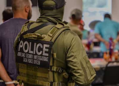 האמריקנים נגד טראמפ: 54% טוענים שמשטרת ההגירה הלכה רחוק מדי 