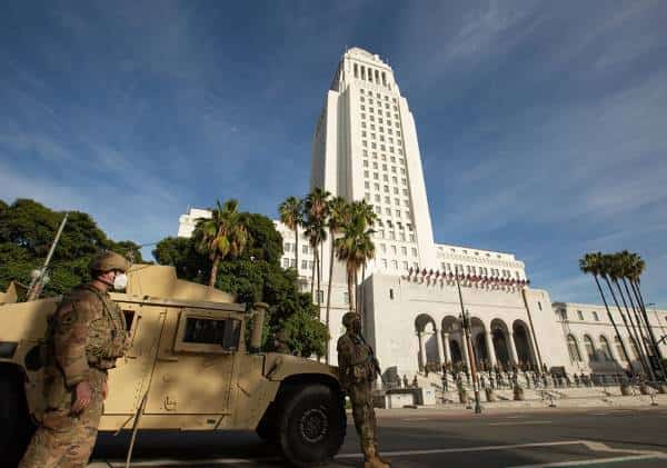 לוס אנג'לס: חמוש שהתחזה לחייל אותר בסמוך לבניין העירייה