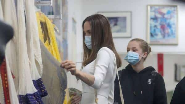 ביקור בחנות בוטיק אתיופית: אנג׳לינה ג׳ולי הוציאה את הבנות לשופינג 