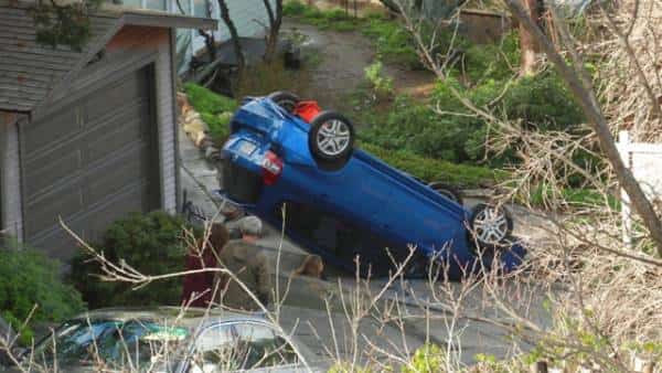 לוס אנגל'ס: אפליקציות ניווט מכוונות נהגים לרחוב תלול במיוחד, שהפך בעקבות זאת למוקד לתאונות