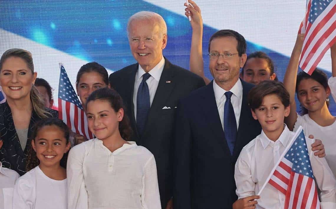 ביידן להרצוג: "יש לנו שורשים איריים משותפים, אלוהים יברך אותך", הנשיא האמריקאי קיבל מהרצוג את עיטור הנשיא