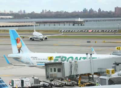 סערה כפולה: הרוחות עזות והדממת הממשל משביתות את הטיסות בניו יורק