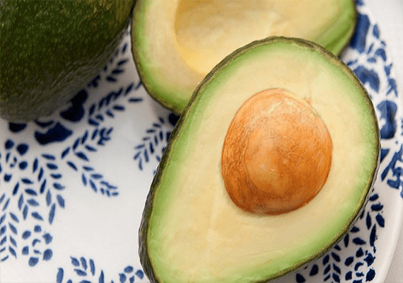 קשה לפיצוח: יתרונותיו הבריאותיים של גלעין האבוקדו יפתיעו אתכם