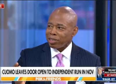 רוכל שמן נחשים: אדמס תוקף בחריפות את ממדני לאחר הניצחון המפתיע