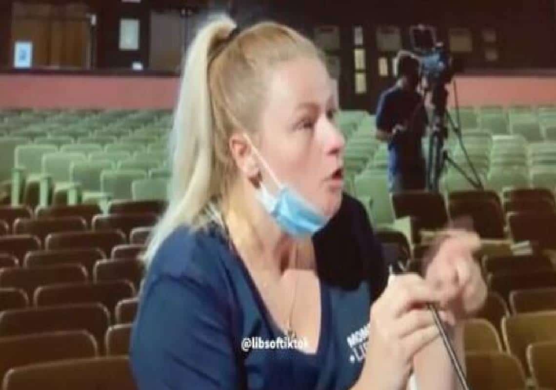 המורה הצמידה את הילדים הקטנים לקיר, חילקה אותם מ'השחור ביותר ועד הלבן ביותר', והכריחה את הלבנים להתנצל לשחורים