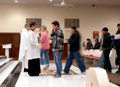 דור שמחפש אלוהים: התעוררות אמונית שקטה בקרב צעירים אמריקאים בעידן של ריק רוחני