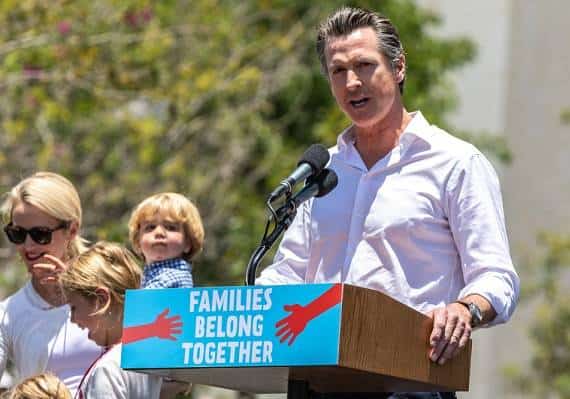 מה יהיה מושל קליפורניה הנכנס - יותר פרוגרסיבי או יותר מבוגר אחראי?