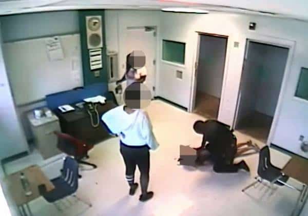 פלורידה: שוטר ביה"ס נעצר בגין התעללות בילדים לאחר שהטיח בת 15 לרצפה