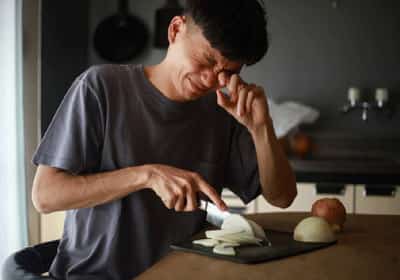 המדענים מצאו את הפתרון: איך לחתוך בצל בלי לבכות