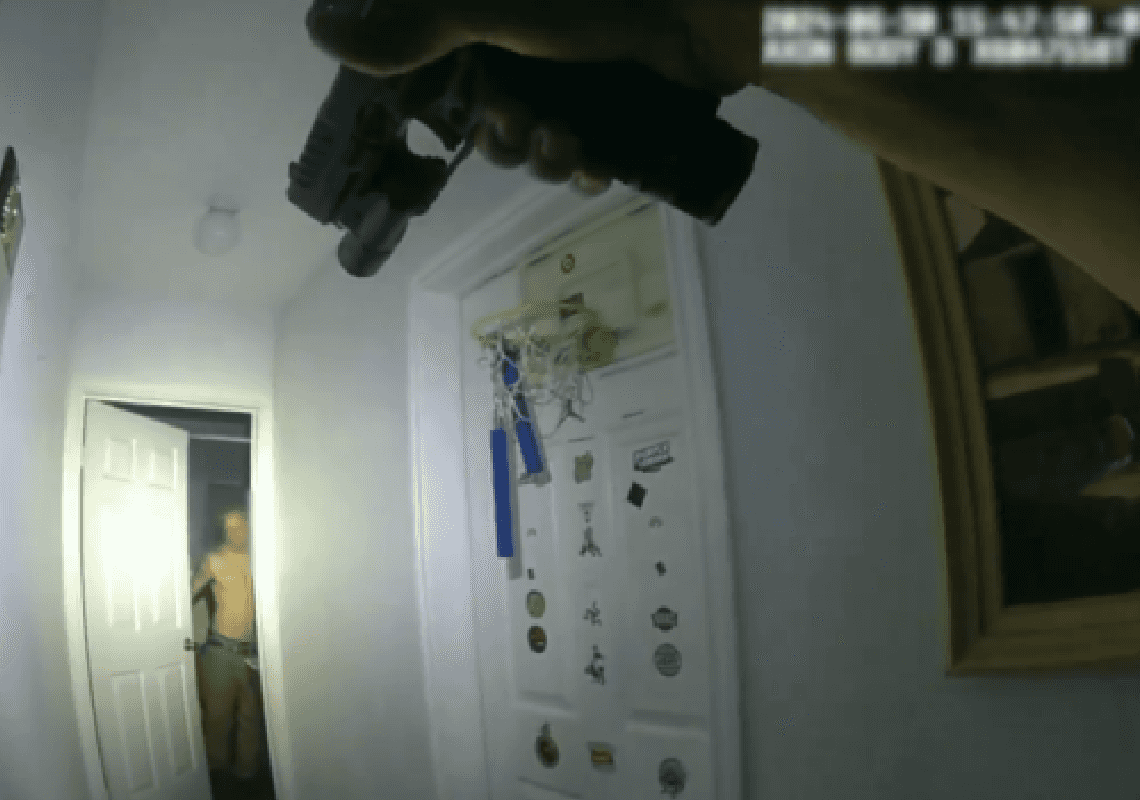 תיעוד מקליפורניה: המשטרה הגיבה לדיווחים על קטטה בבית - וגילתה פעילות לא חוקית 