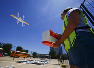 השמיים נפתחים: אמריקה מתכוננת למהפכת המשלוחים ברחפנים