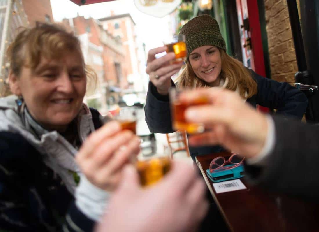 כוס לחיים, סכנה לבריאות: נשים שותות יותר - והרופאים מודאגים