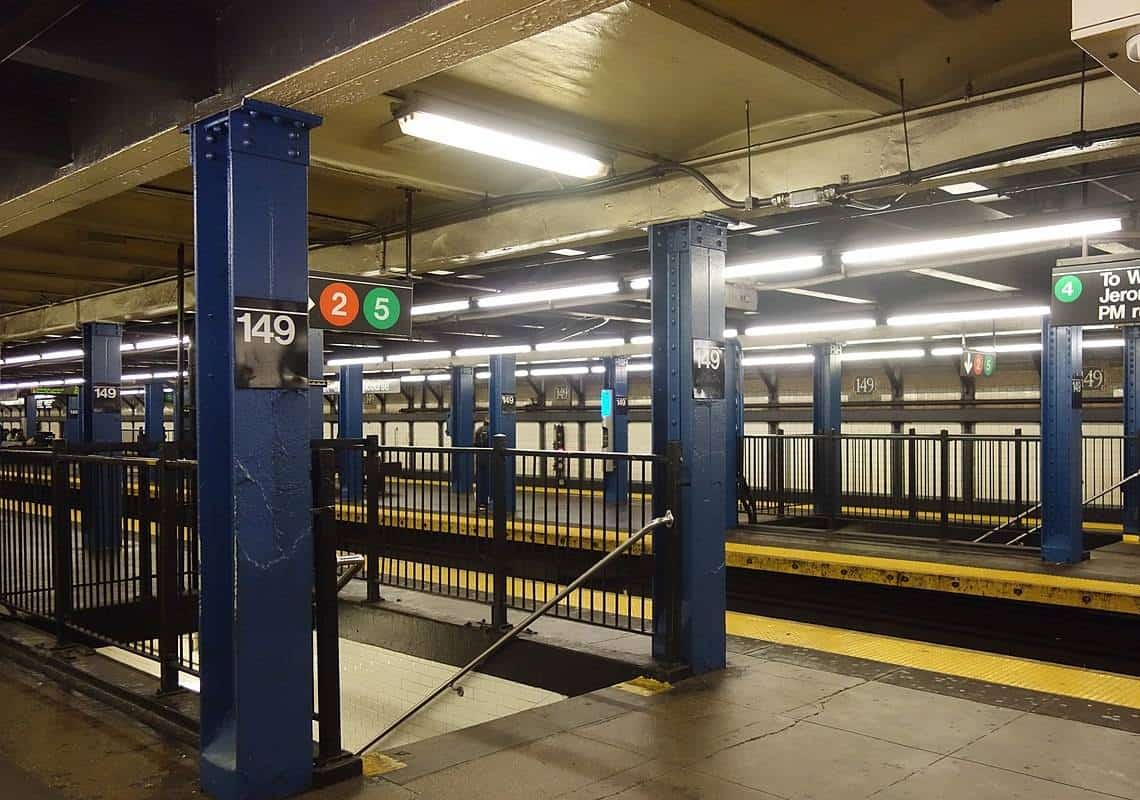 בגלל שלא נענתה לחיזוריו: אישה הותקפה באלימות קשה בסאבוויי בניו יורק