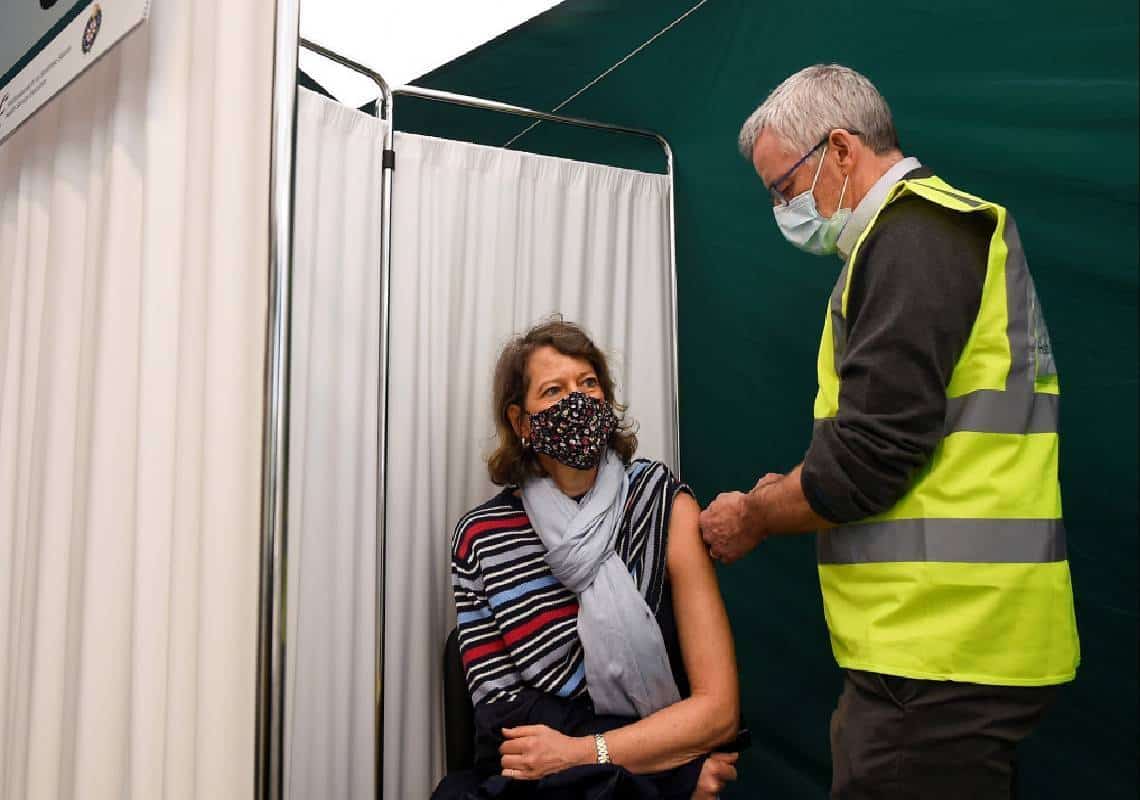 אירלנד השעתה את מתן חיסון אסטראזנקה בשל דיווחים על קרישי דם