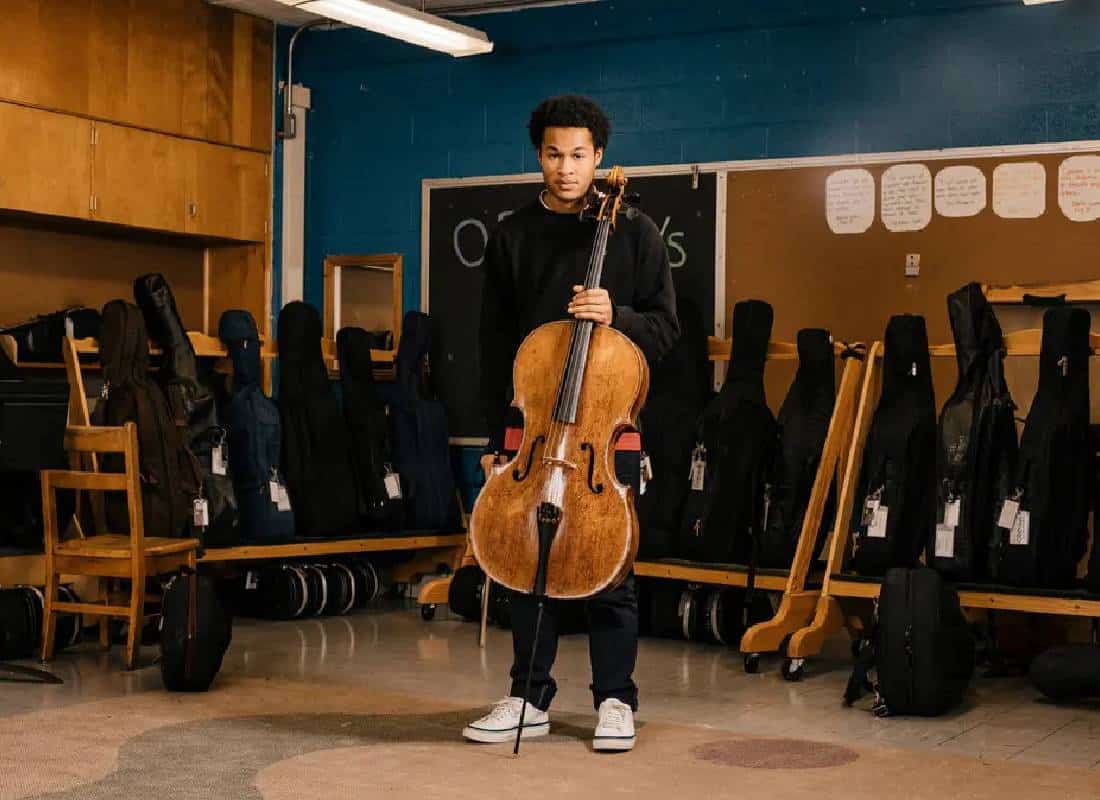 הצ'לו שלא הורשה לטוס: כוכב מוזיקה קלאסית נאלץ לבטל הופעה בגלל כלי נגינה בשווי 3 מיליון דולר