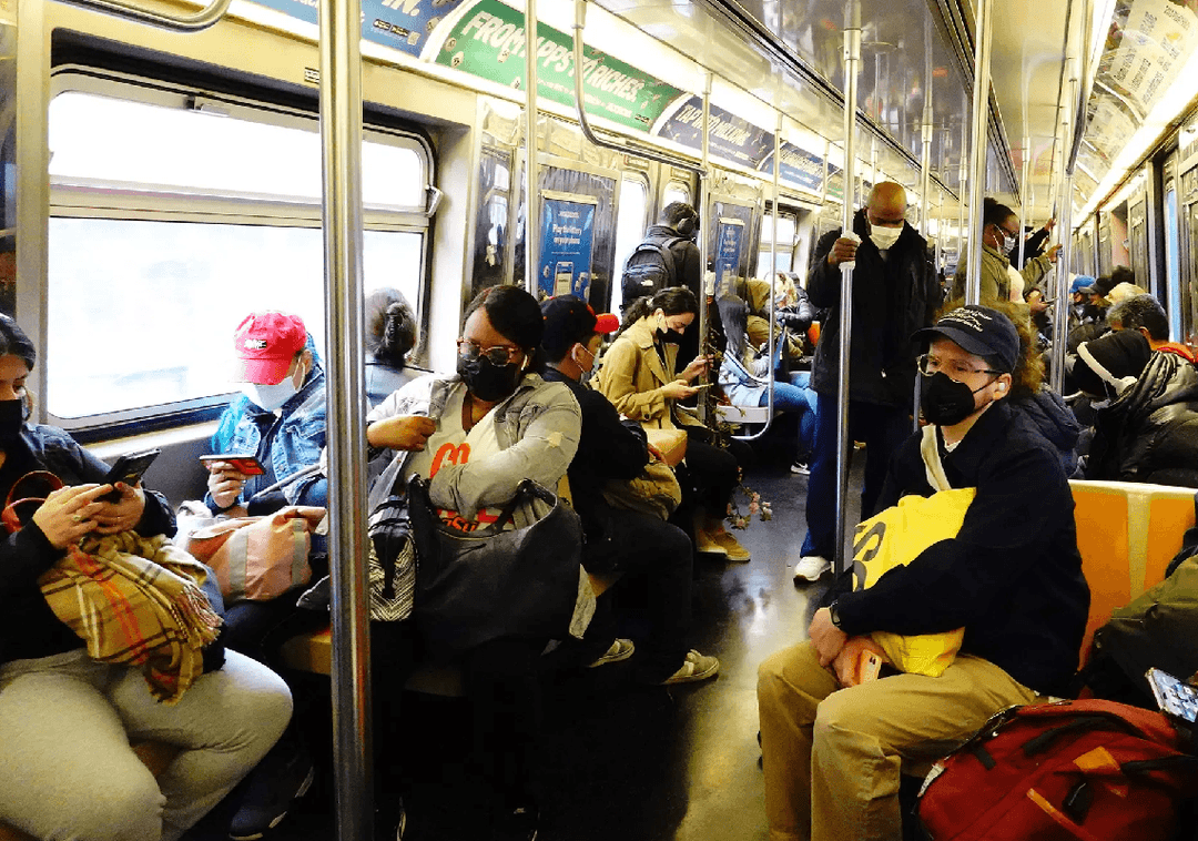שדה"ת JFK וברכבת התחתית: איפה עדיין חובה לעטות מסכות?