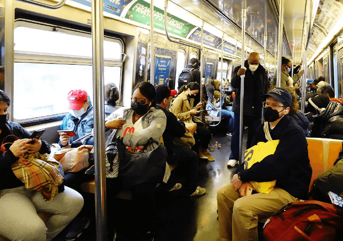 שדה"ת JFK וברכבת התחתית: איפה עדיין חובה לעטות מסכות?