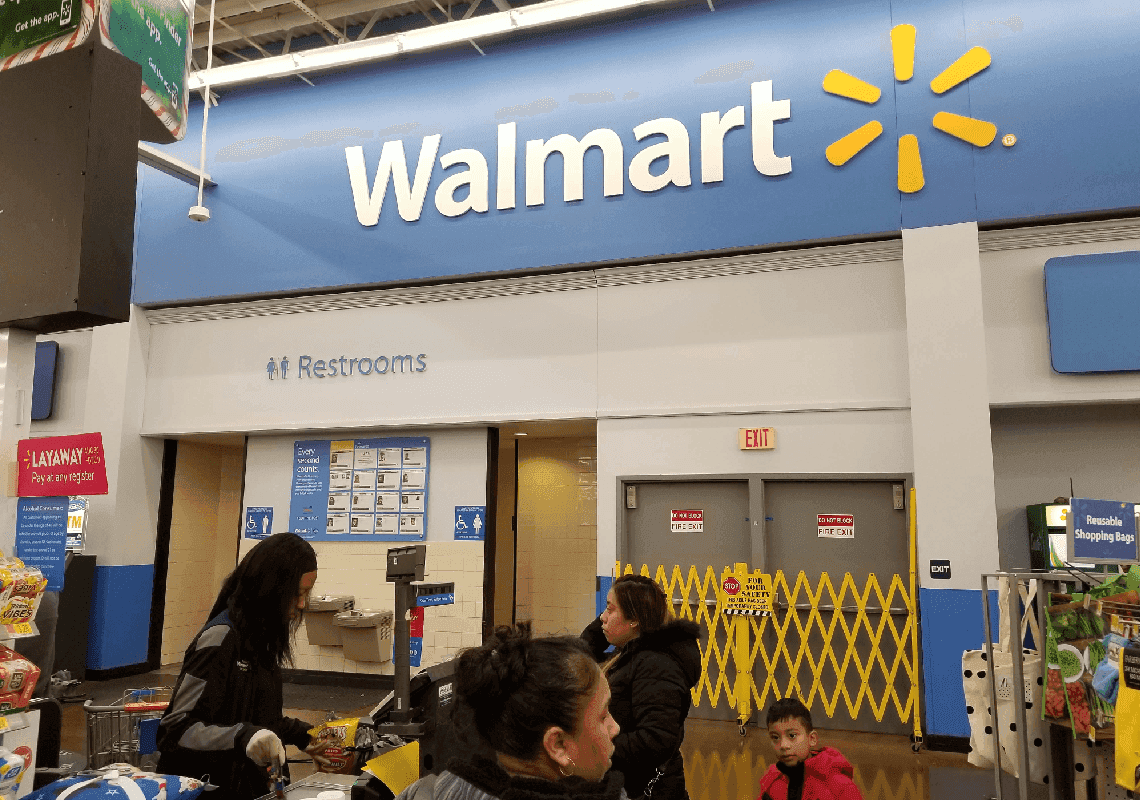 טקסס: אישה נעצרה לאחר שניסתה לחטוף ילדה בת 4 שישבה בעגלת הקניות 