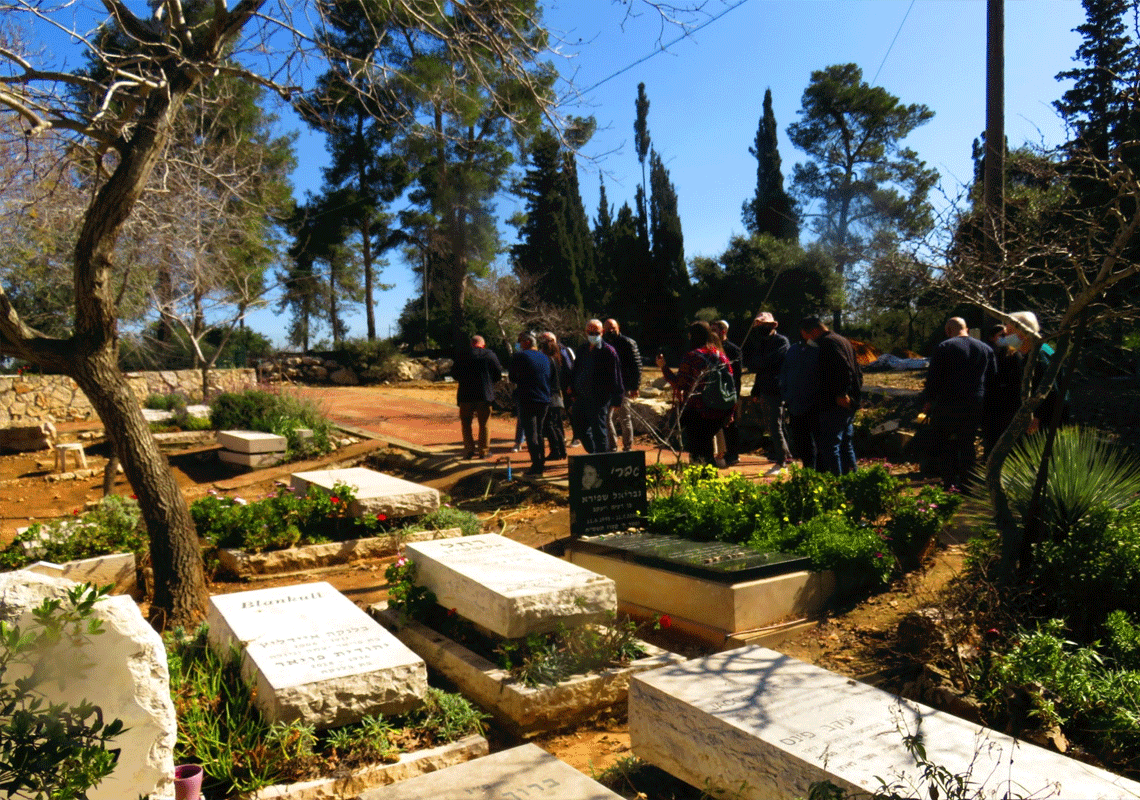 "לא פשוט לראות איך קוברים את אבא שלך מרחוק": סגירת נתב"ג והשלכותיה - תושב ישראלי בעדות אישית מהלוויה ב"זום"