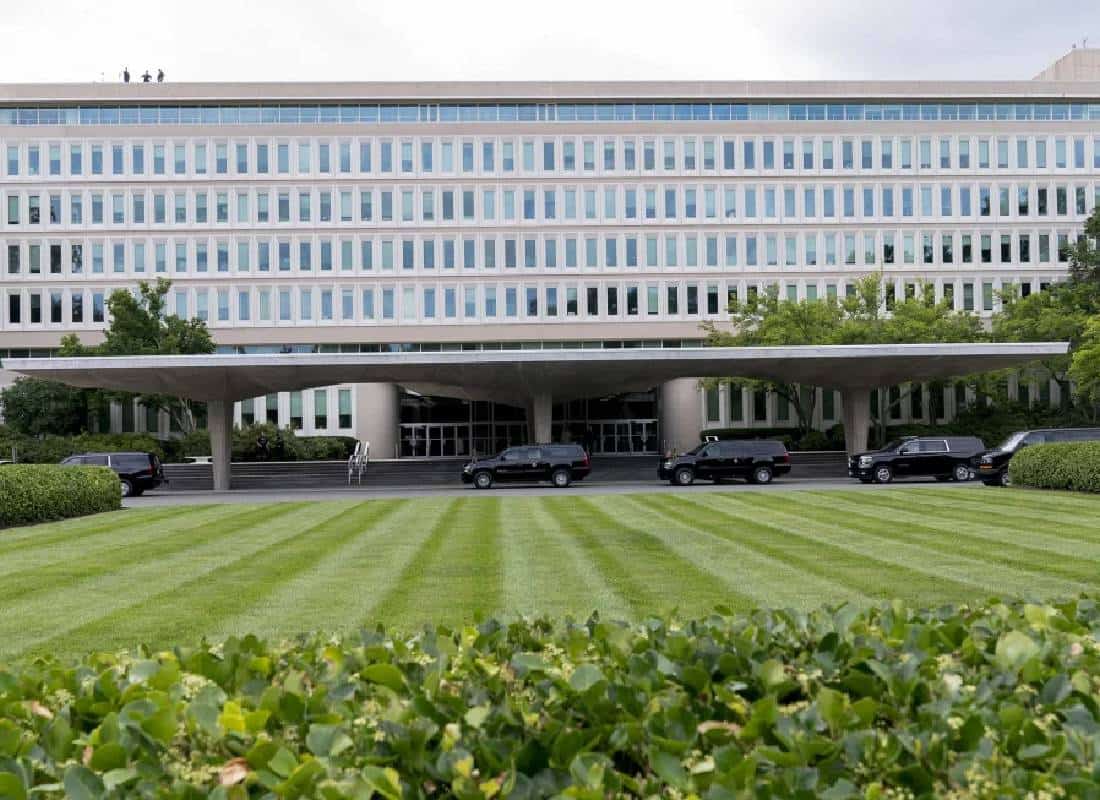 החשיפה המסוכנת: כיצד קיצוצי הממשל של טראמפ מסכנים את סודות ה-CIA