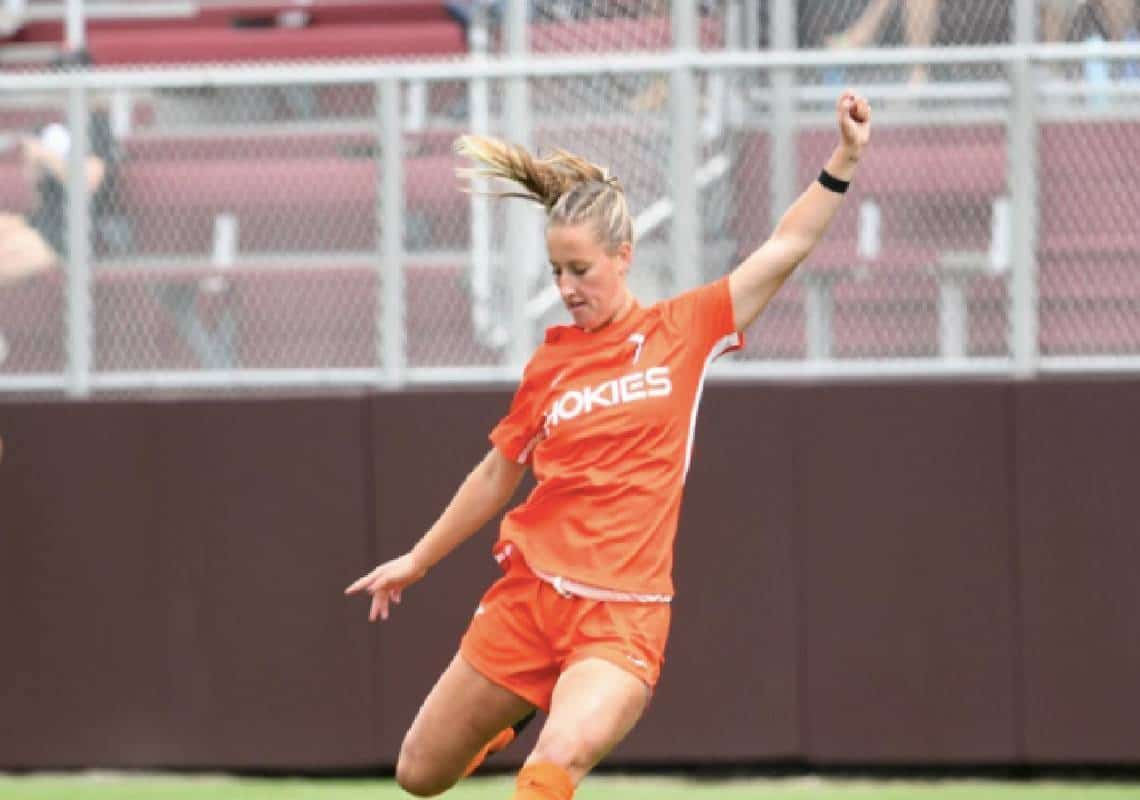 כוכבת הכדורגל תובעת את המאמן: "נאלצתי לעזוב את הקבוצה שהובלתי בגלל שלא כרעתי ברך בפני Black Lives Matter"