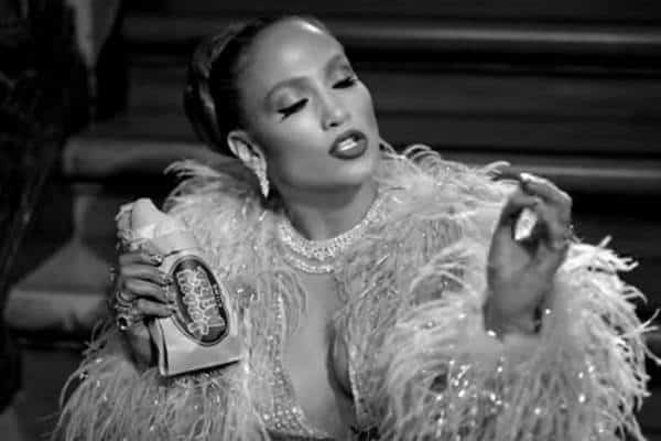 ג'ניפר לופז לא עשירה מספיק: למרות שהיא עוטה על עצמה תכשיטים ב-4.5 מיליון דולר בקליפ חדש