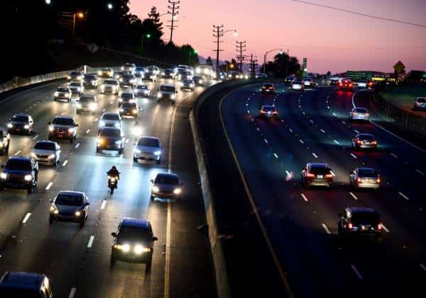 הנשיא טראמפ נגד קליפורניה: ביטל את החמרת תקני זיהום האוויר במכוניות