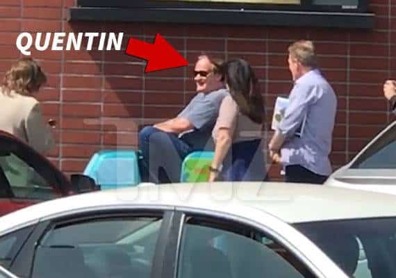 דוהר קדימה? הבמאי המפורסם קוונטין טרנטינו תועד רוכב על מתקן "סקובי-דו" לילדים