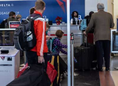 דלתא תחת ביקורת: הבינה המלאכותית קובעת כמה תשלמו על כרטיס הטיסה