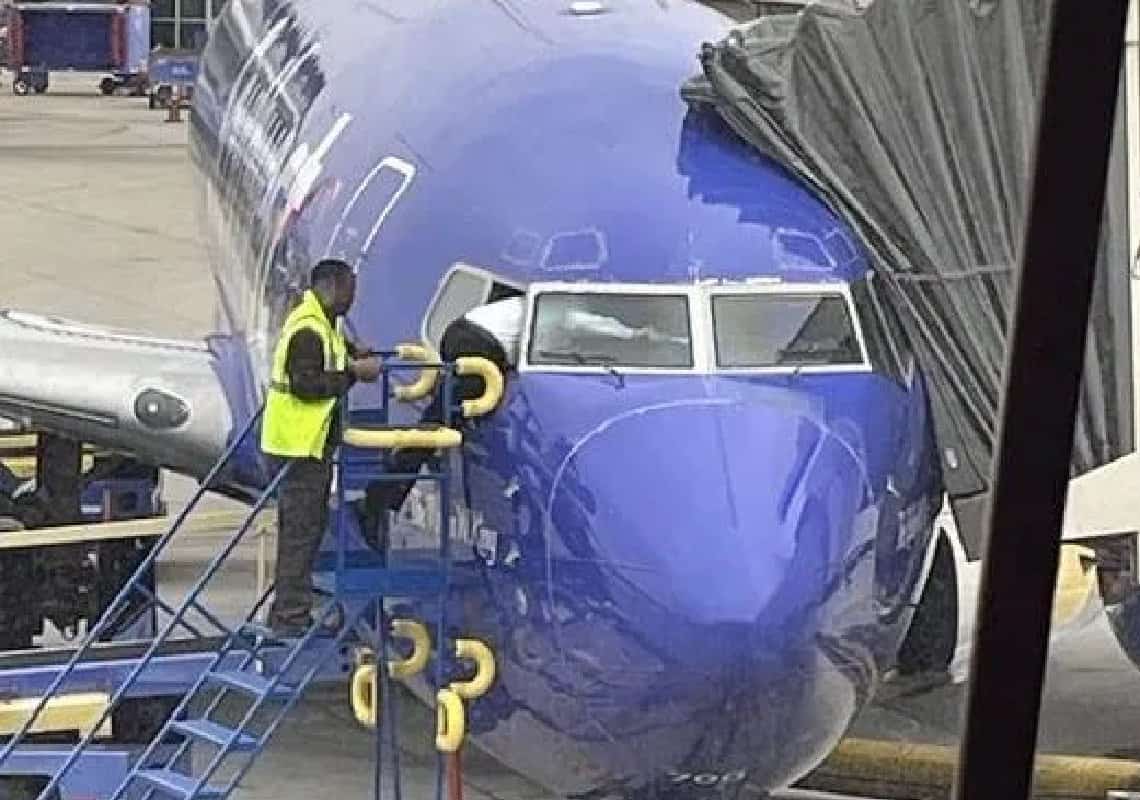 תיעוד חריג: הפתרון היצירתי של טייס שננעל מחוץ למטוס